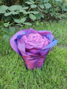 Urne in Blütenform: Hidalga (blau-magenta changierend)