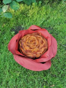 Urne in Blütenform: Maitea (ziegelrot und kupferfarben)