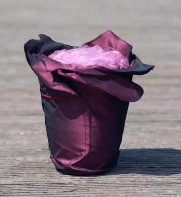 Urne in Blütenform: Maitea (aubergine)