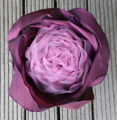 Urne in Blütenform: Maitea (aubergine)