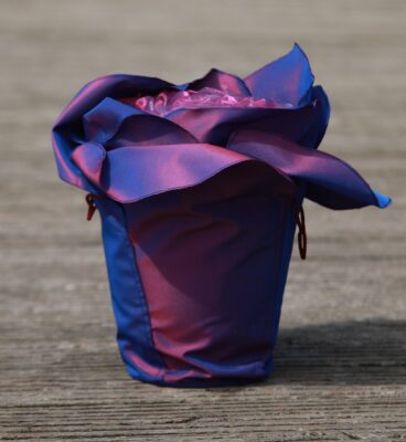 Urne in Blütenform: Maitea (lila und blau)