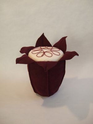 Urne in Blütenform: Amalure Variation - rote Kordel