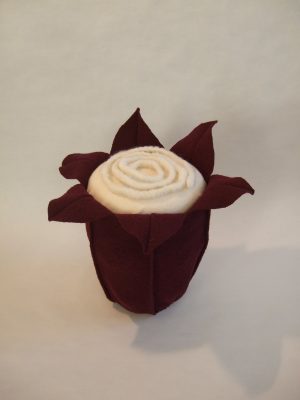 Urne in Blütenform: Amalure Variation - weiße gefilzte Wollkordel