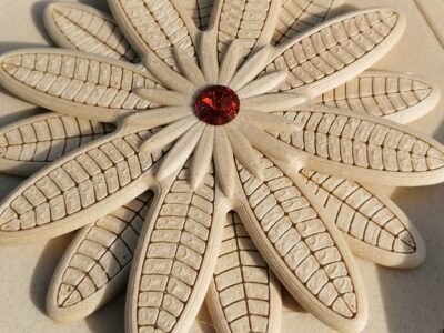 Bio-Urnen Deckel: Flora (holzfarben mit Swarovski-Rubin)