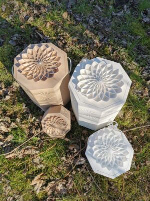 Bio-Urne: Lotus (holzfarben und weiss)